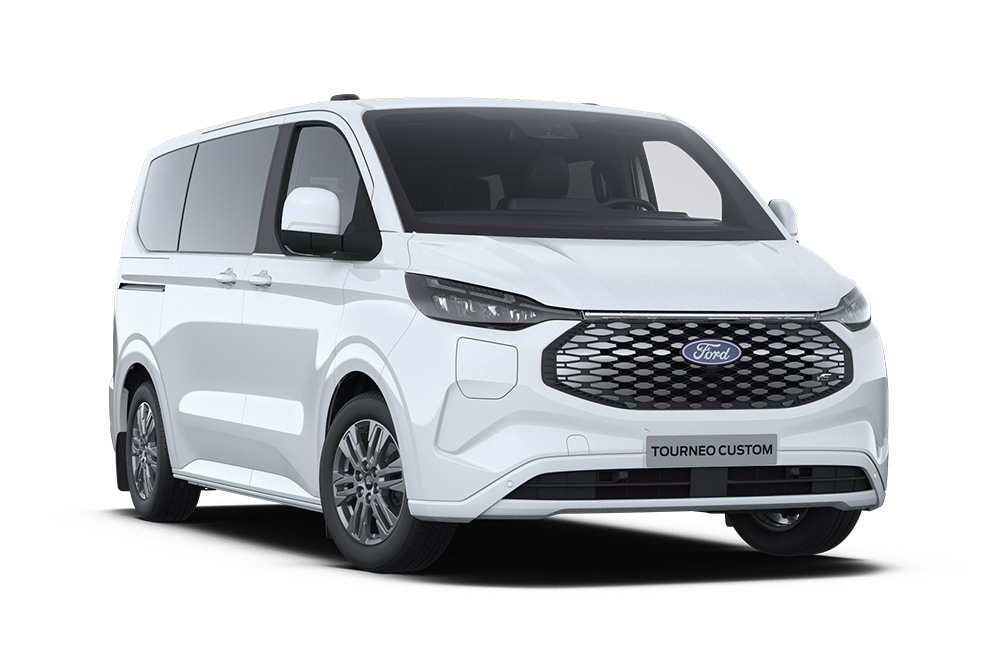 Linksvoorhoek van een witte Ford E-Tourneo Custom Titanium op een witte achtergrond.