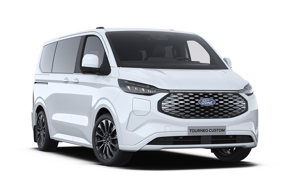 Linksvoorhoek van een witte Ford E-Tourneo Custom Titanium X op een witte achtergrond.