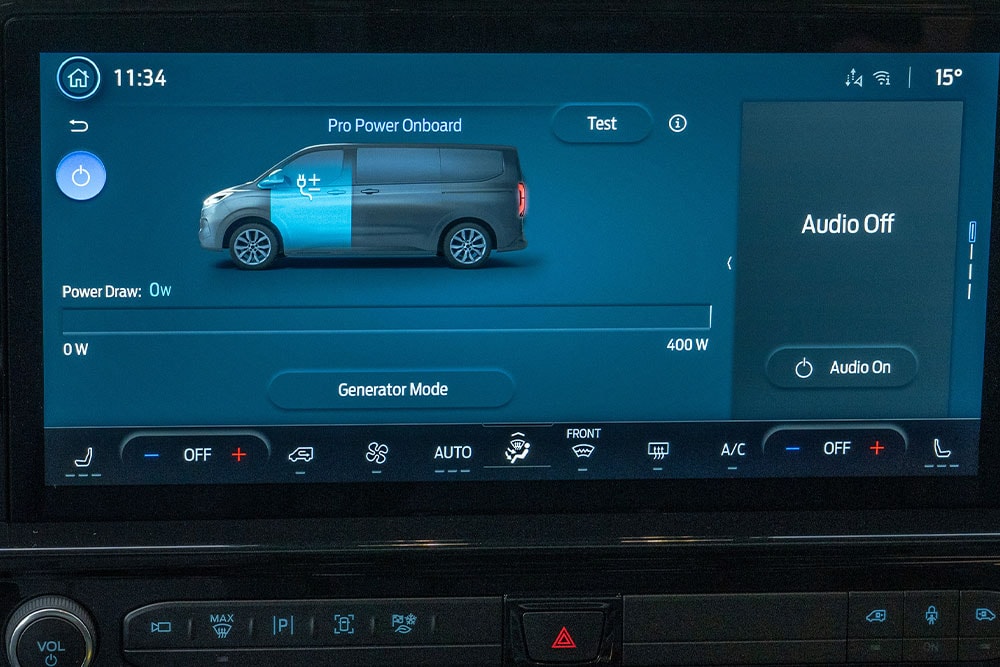 Het dashboardscherm van de Ford E-Tourneo Custom toont het Pro Power Onboard-systeem, waarmee het vermogen wordt aangestuurd.