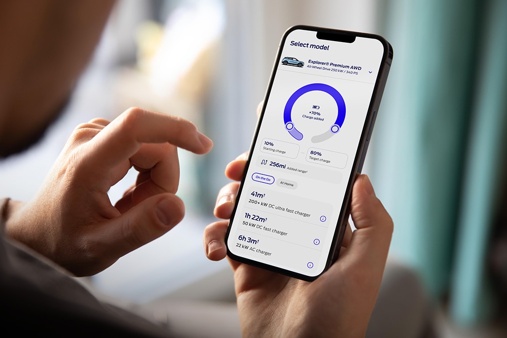 Een mobiele telefoon waarop het elektrische bereik en de oplaadcalculator van Ford te zien is.