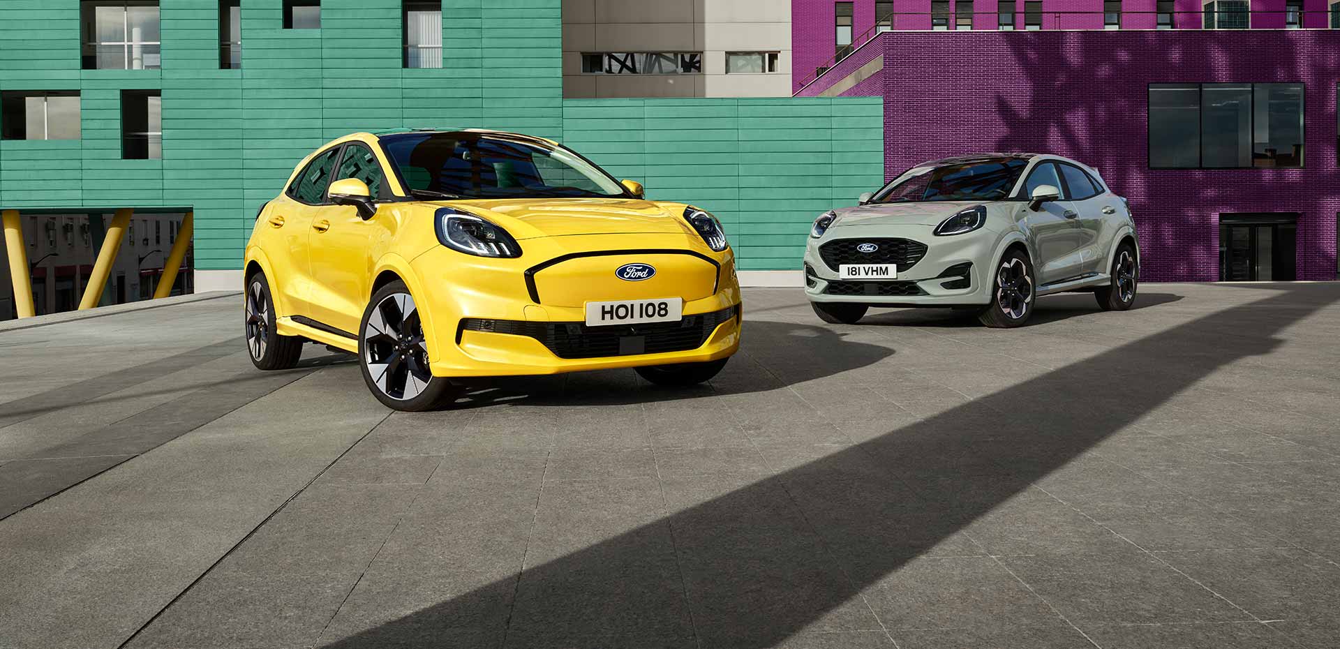 Een gele elektrische Ford Puma Gen-E® geparkeerd naast een grijze EcoBoost® Ford Puma® op benzine.