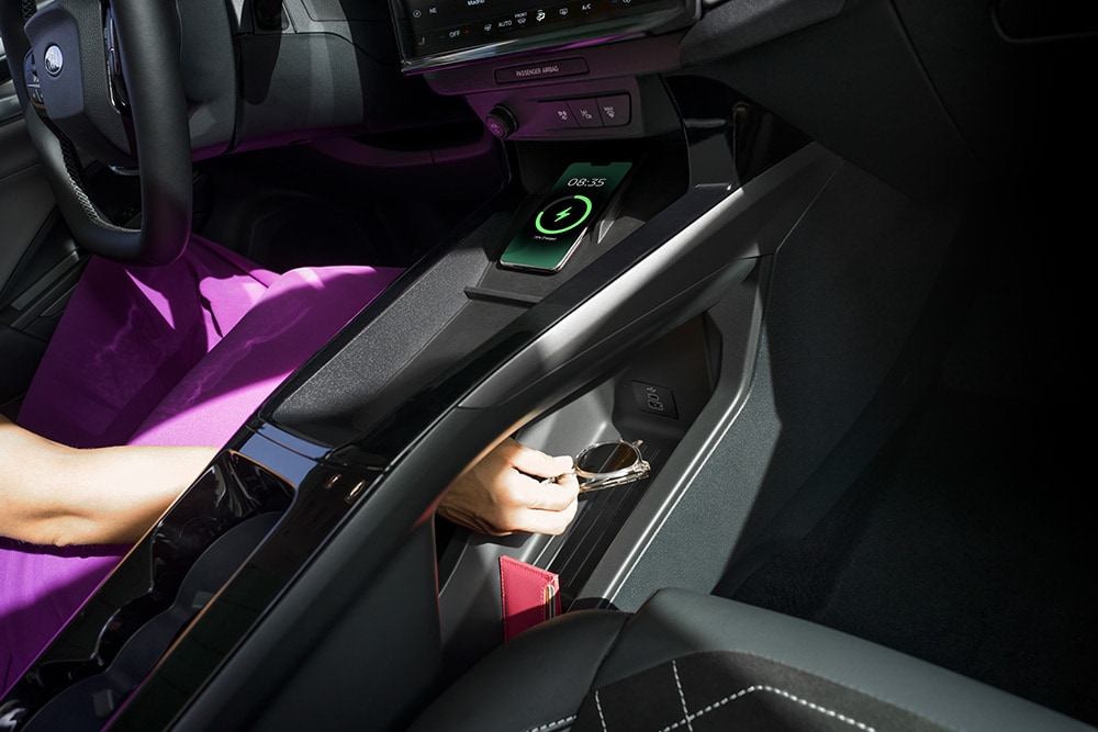 Een close-up van het draadloze opladen en de opbergruimte in de nieuwe Ford Puma Gen-E®. 