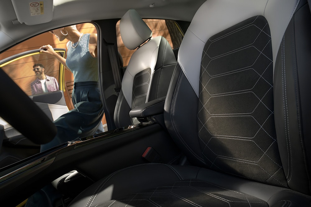 Een close-up van de zwart-grijze ergonomische stoelen in de elektrische Ford Puma Gen-E®.