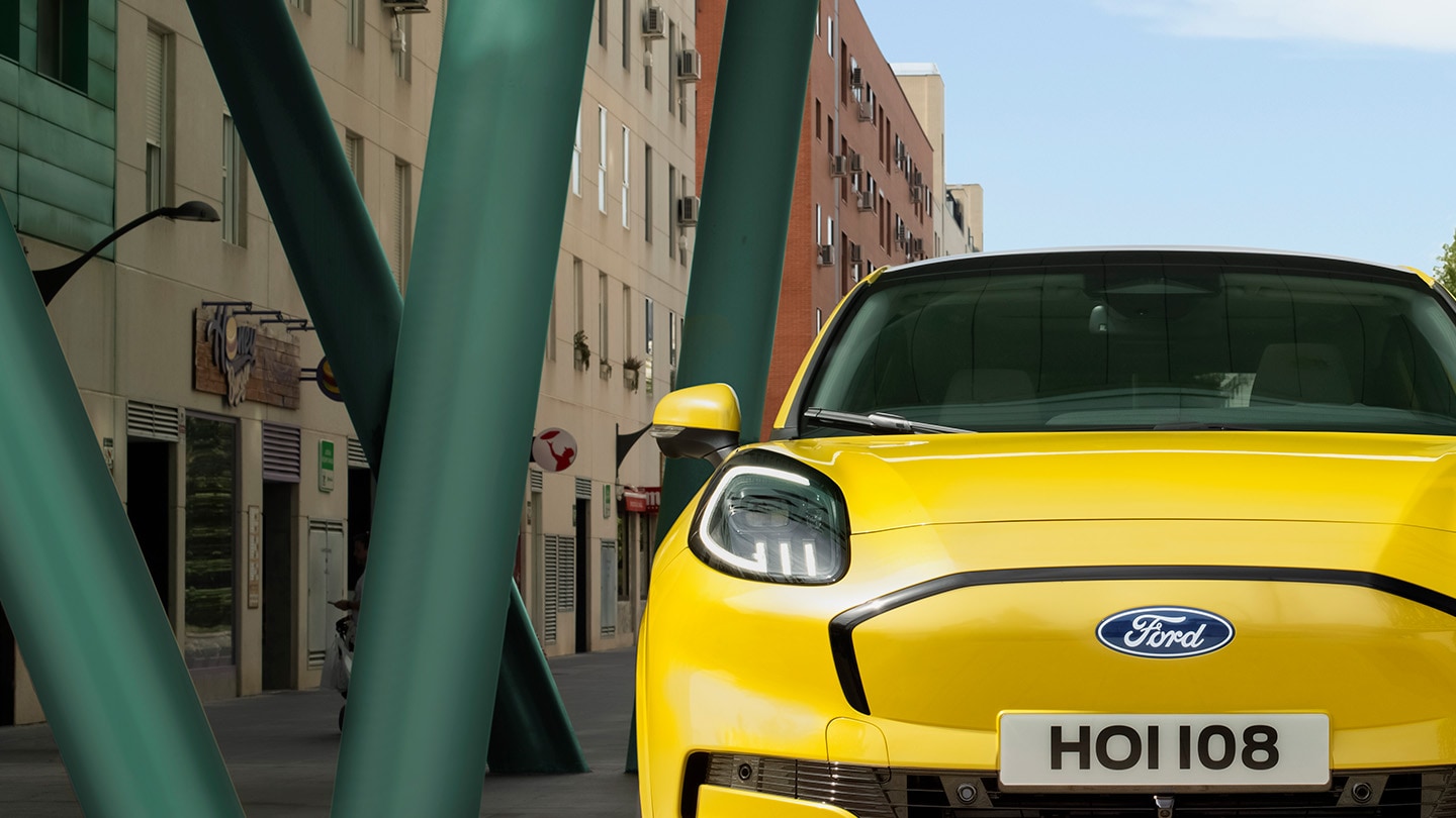 Een close-up van de voorkant van de nieuwe Ford Puma Gen-E®, in het geel.