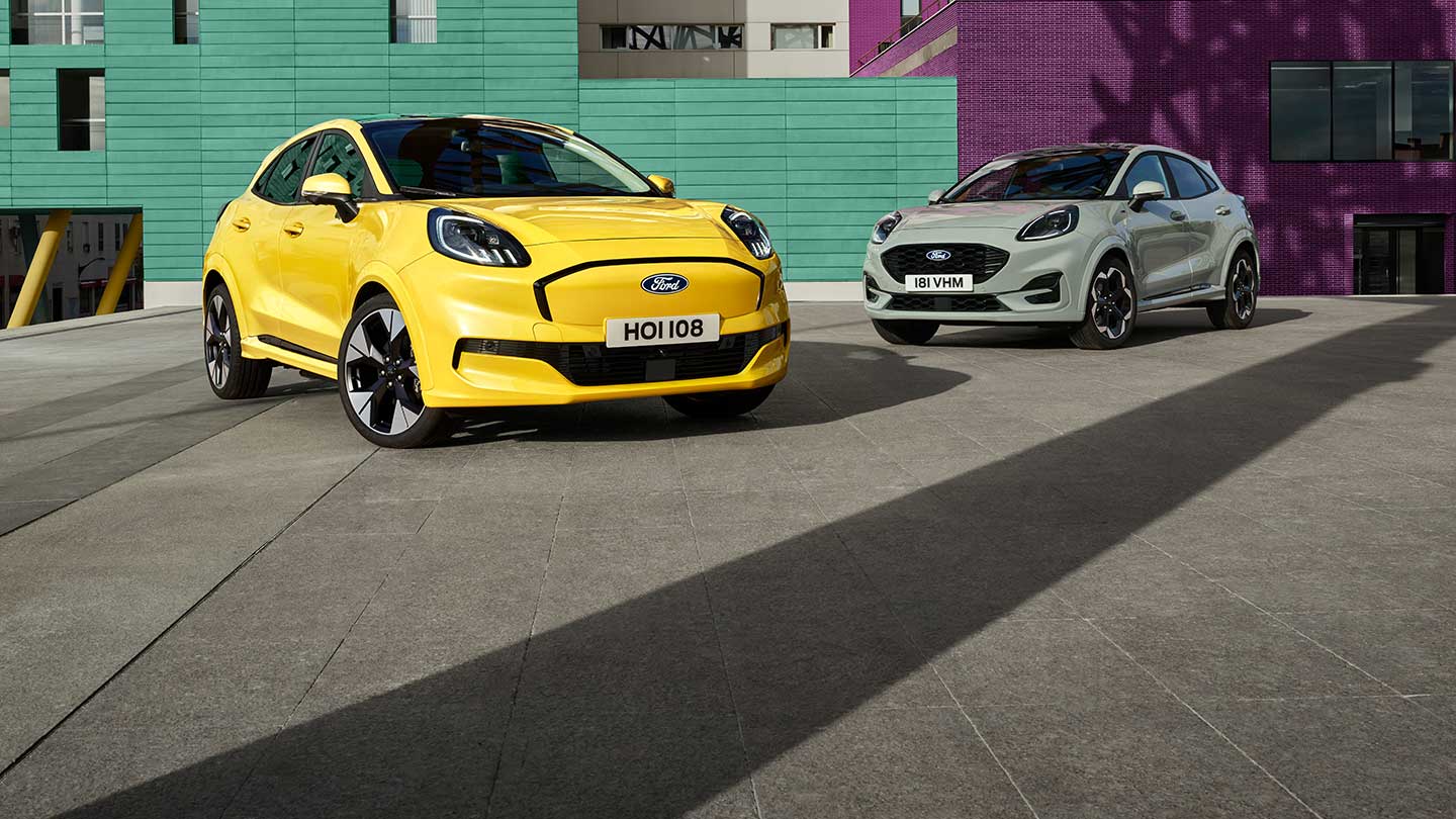 Een gele elektrische Ford Puma Gen-E® geparkeerd naast een grijze EcoBoost® Ford Puma® op benzine.