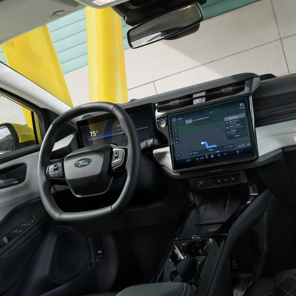 Het interieur van de nieuwe Ford Puma Gen-E®, met een groot touchscreen en cloud-verbonden satellietnavigatiesysteem.