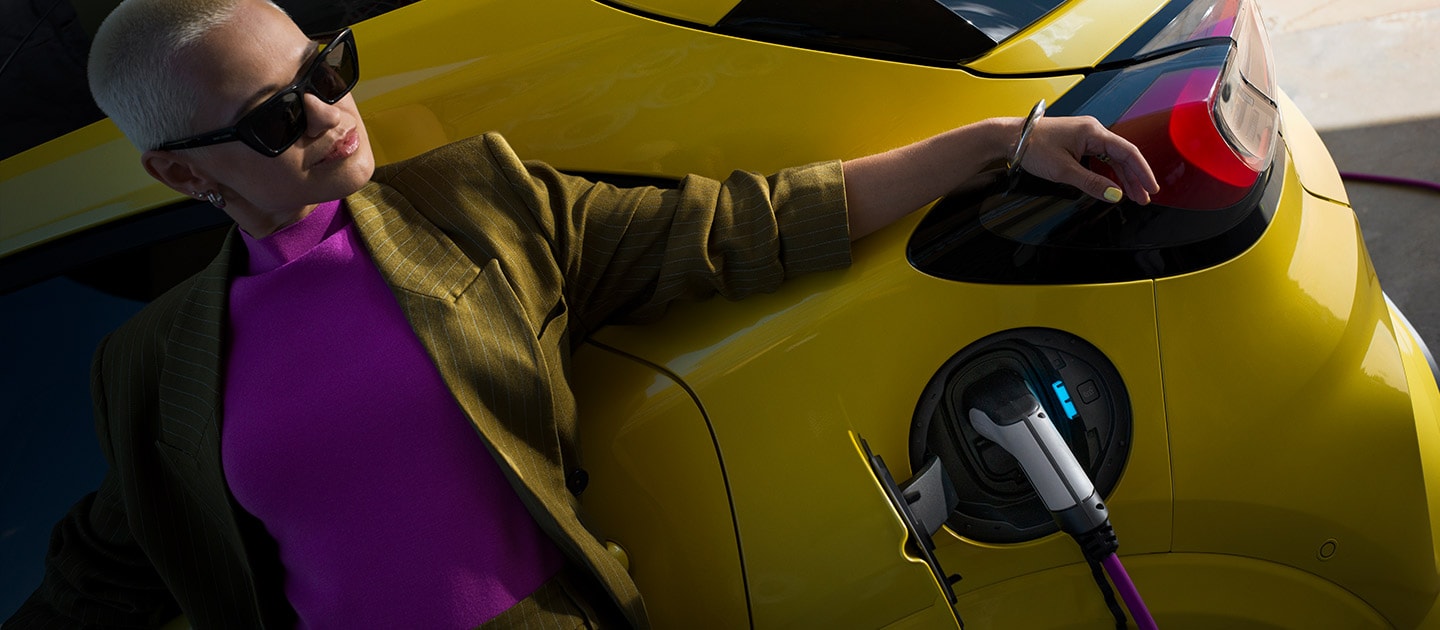 Een close-up van de achterkant van een elektrische Ford Puma Gen-E®, die thuis wordt opgeladen met een Wallbox.
