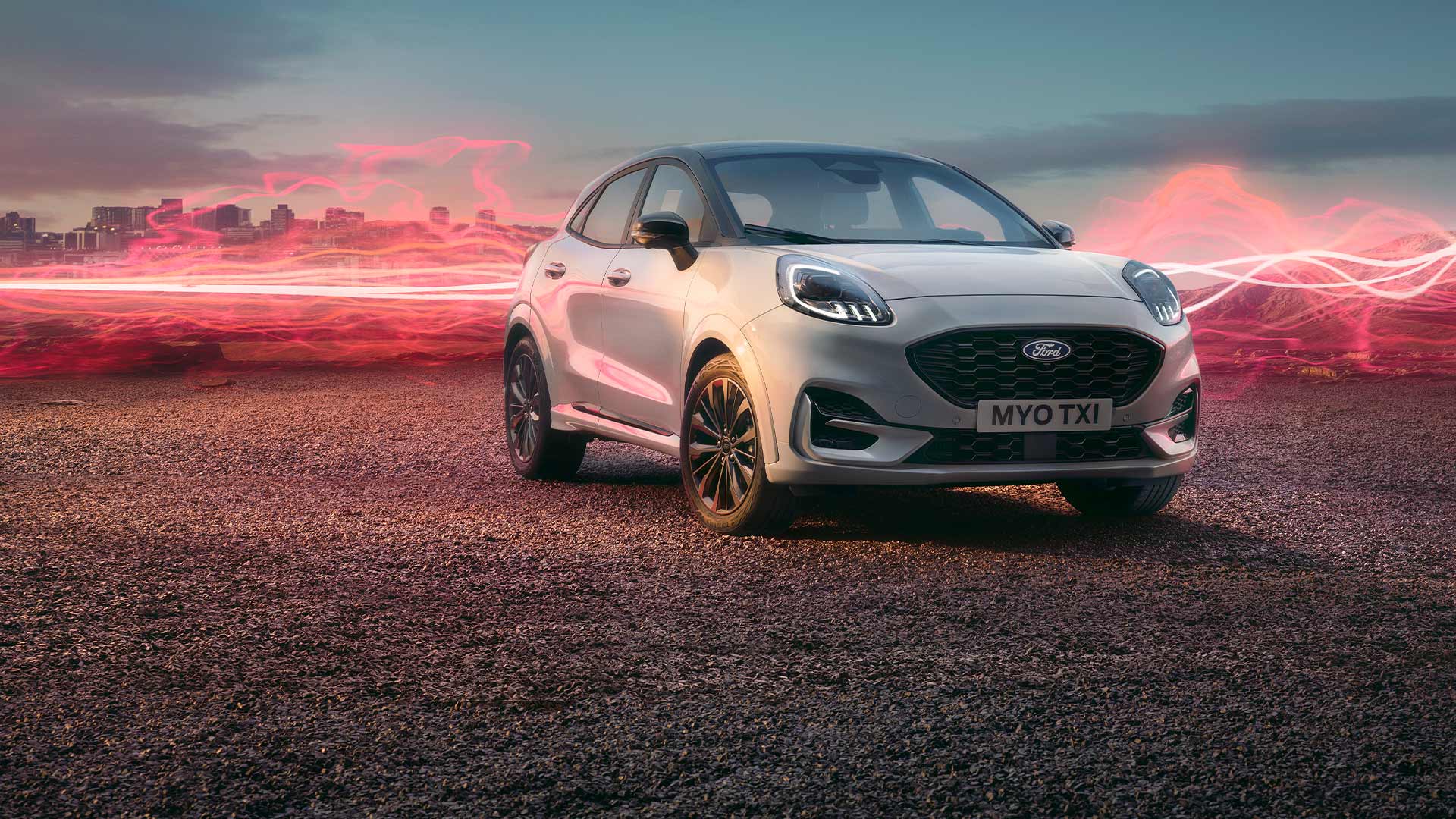 Het Ford Puma Sound Edition-model in het wit, geparkeerd met rode geluidsgolven op de achtergrond.