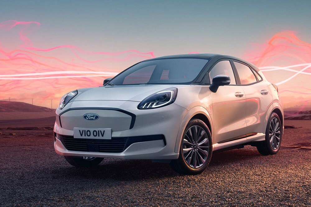 Het Ford Puma Gen-E Sound Edition-model in het wit, geparkeerd met rode geluidsgolven op de achtergrond.