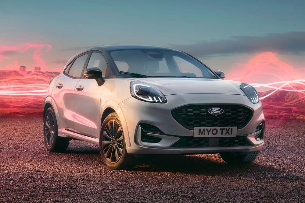 Het Ford Puma Sound Edition-model in het wit, geparkeerd met rode geluidsgolven op de achtergrond.