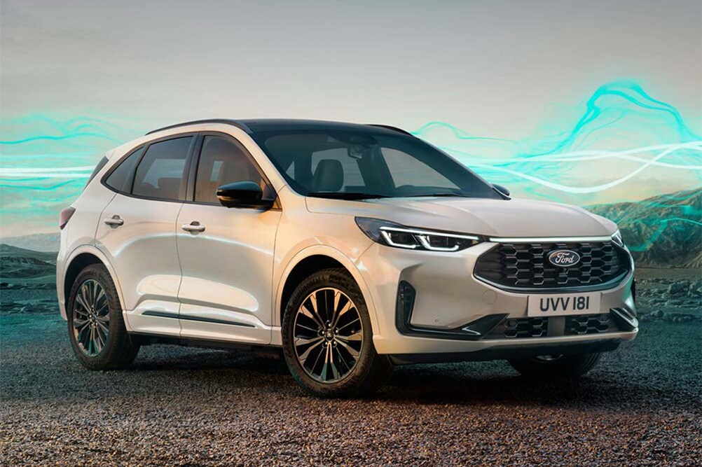 Het Ford Kuga Sound Edition-model in het wit, geparkeerd met groene geluidsgolven op de achtergrond.