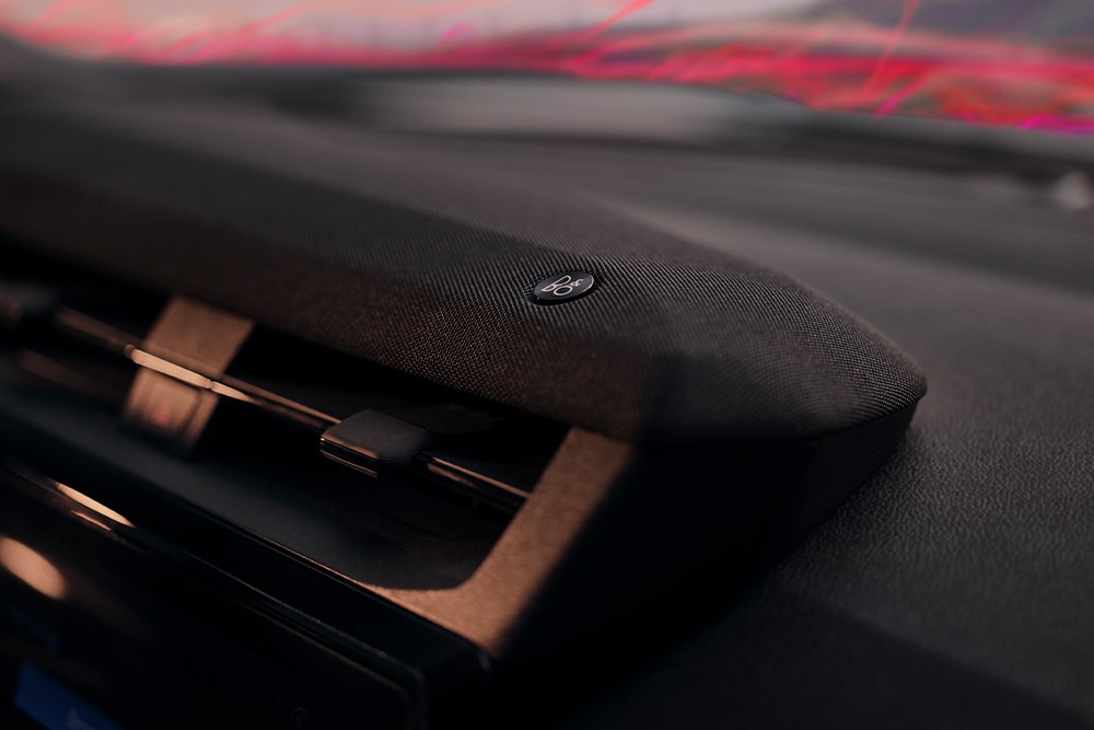 Een close-up van de luidspreker en het logo van het premium B&O-geluidssysteem in de Ford Puma Sound Edition.