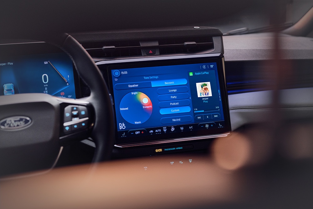Een close-up van het infotainmentsysteem met groot touchscreen en B&O Beosonic in de Ford Puma Gen-E Sound Edition.