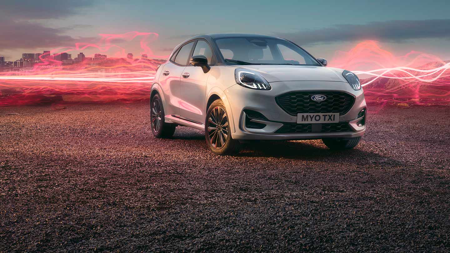 Het Ford Puma Sound Edition-model in het wit, geparkeerd met rode geluidsgolven op de achtergrond.