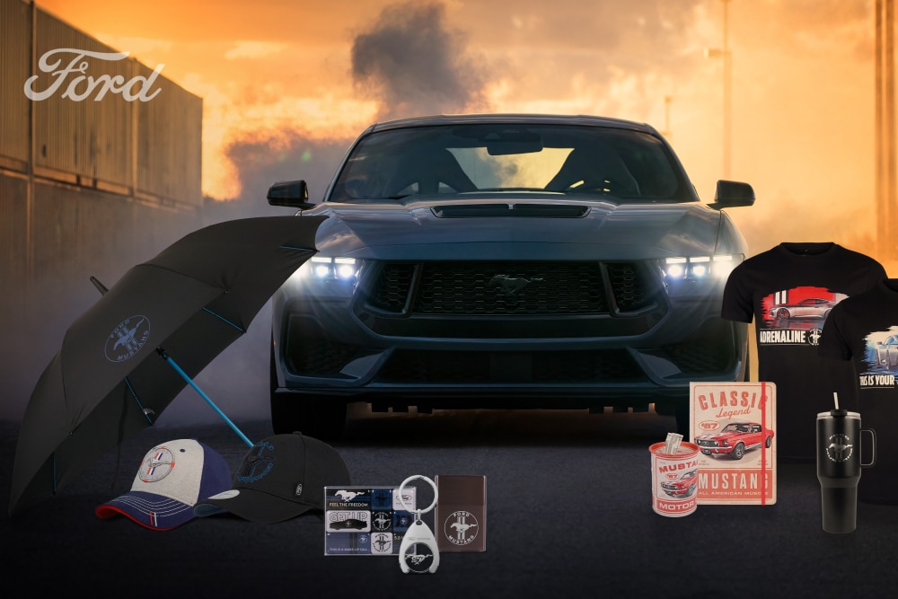 Ford Mustang-collectie met een grijze Mustang op de achtergrond en Mustang-merchandise, waaronder een paraplu, petten, mokken en T-shirts.