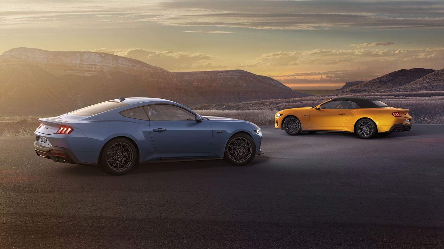 De Ford Mustang fastback en cabriolet naast elkaar geparkeerd