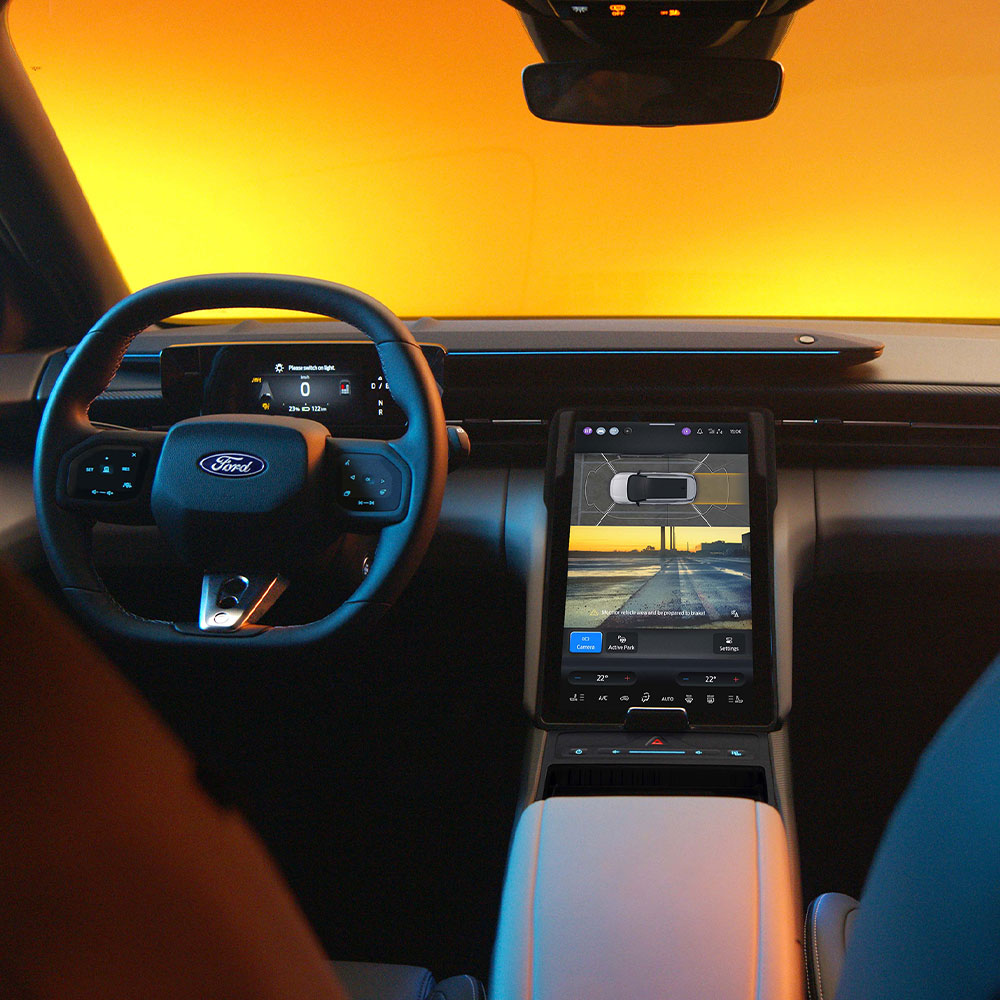 Close-up van het touchscreen van de nieuwe Ford Capri® met de 360°-camera's en parkeerhulptechnologie.