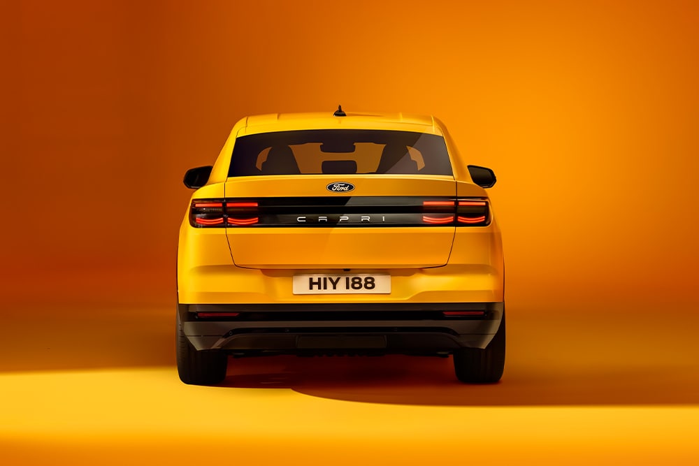 De achterkant van de nieuwe Ford Capri® in het geel, gefotografeerd in een gele studio.