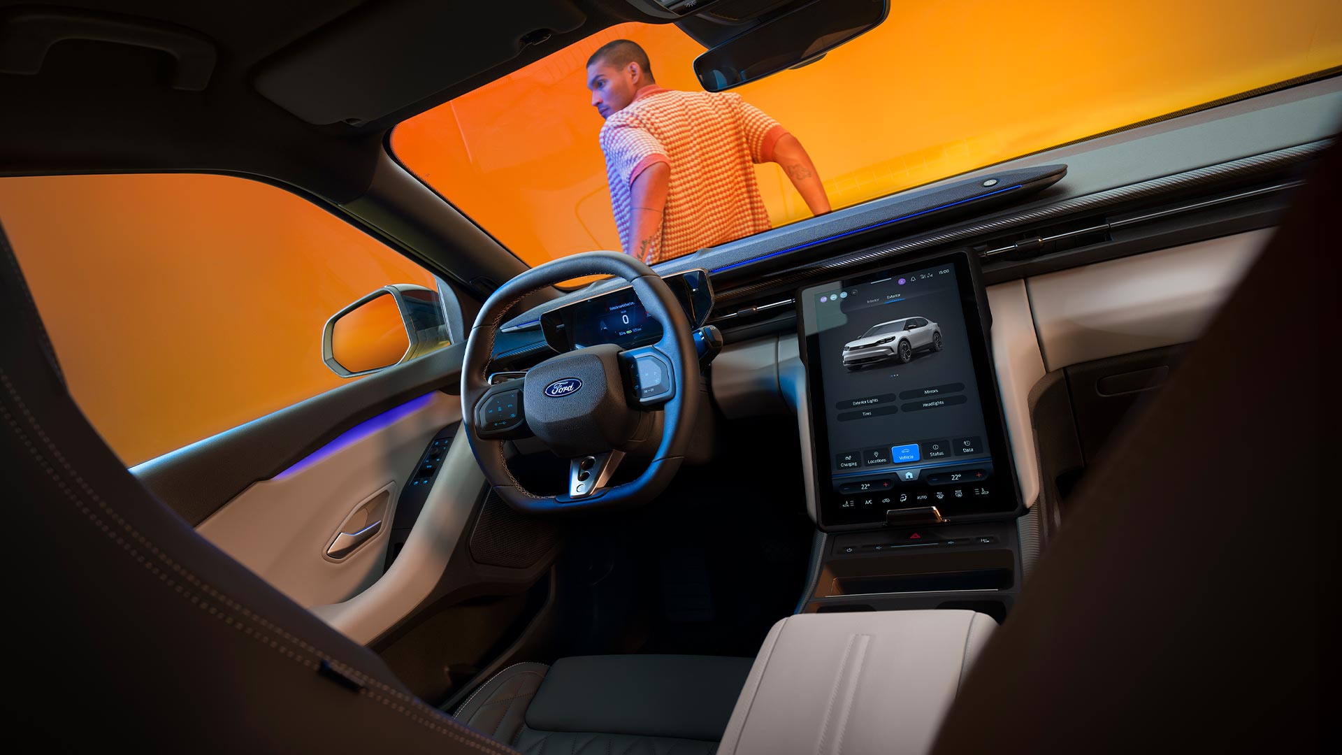 Het interieur van de nieuwe elektrische Ford Capri® met groot touchscreen en cloud-verbonden satellietnavigatiesysteem.