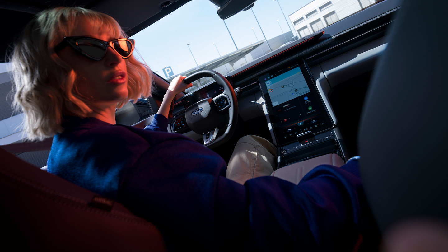 De nieuwe Ford Capri® met zicht op het stuurwiel, het dashboard en het grote SYNC® Move touchscreen.