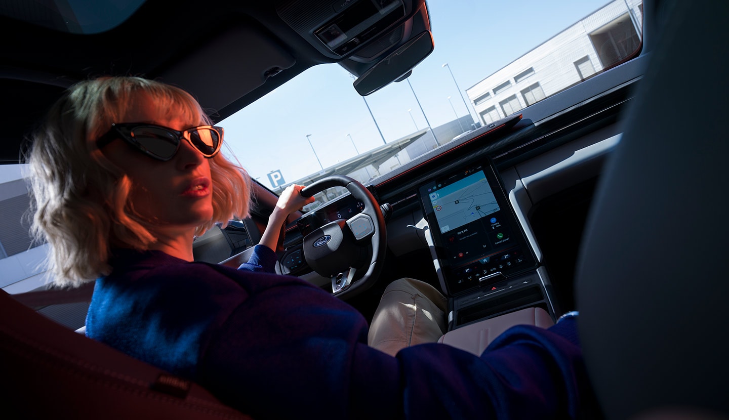 De nieuwe Ford Capri® met zicht op het stuurwiel, het dashboard en het grote SYNC® Move touchscreen.