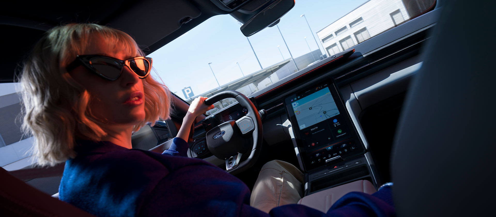 De nieuwe Ford Capri® met zicht op het stuurwiel, het dashboard en het grote SYNC® Move touchscreen.