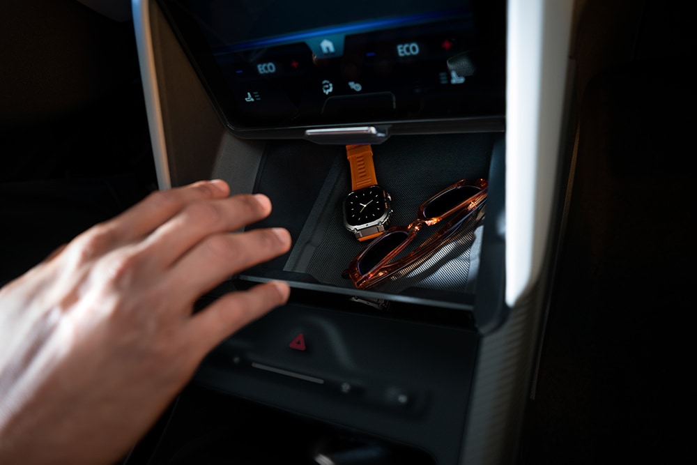 De My Private Locker-opbergruimte van de Ford Capri® met een horloge en een zonnebril.