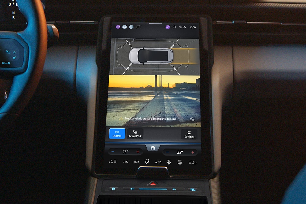 Close-up van het touchscreen van de nieuwe Ford Capri® met de 360°-camera's en parkeerhulptechnologie.