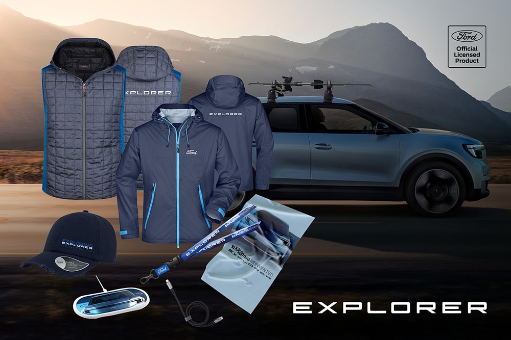 Blauwe Ford Explorer merchandise, waaronder jassen, een pet en andere accessoires, tentoongesteld voor een blauwe Ford Explorer.
