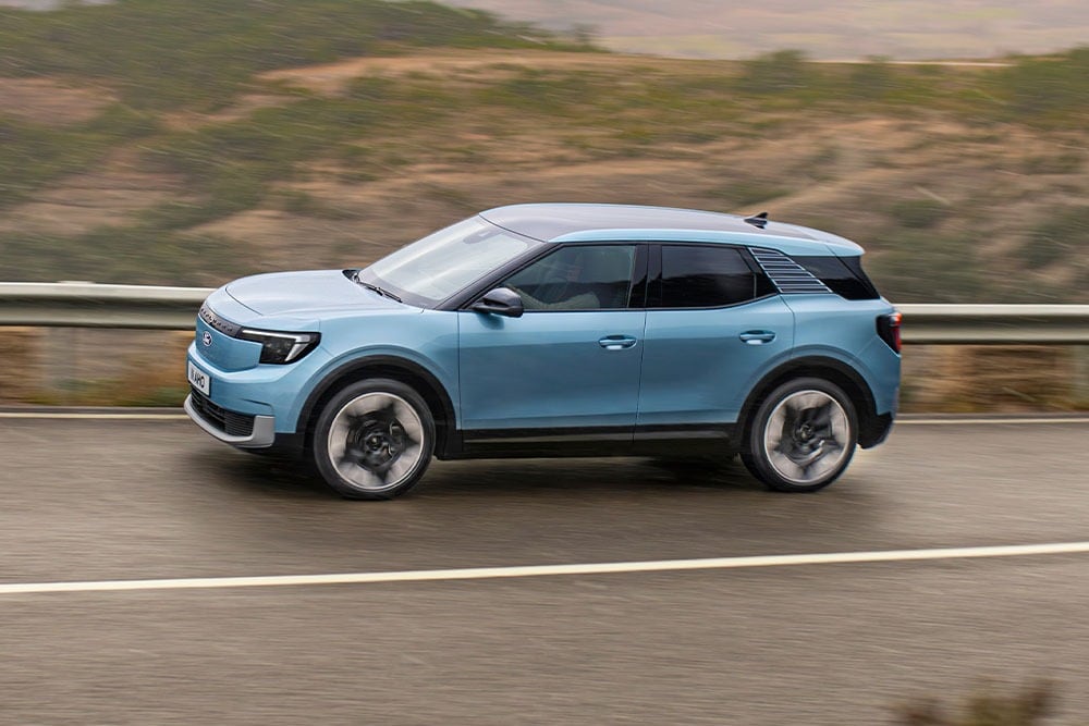 Een blauwe Ford Explorer die over een bergweg rijdt, met het vijfsterren Euro NCAP-logo van 2024 in de linkerbovenhoek.