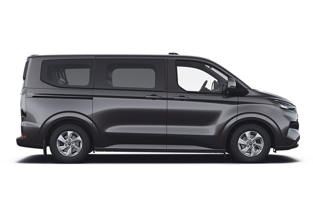 Een zwarte Ford Tourneo Custom, onderdeel van het assortiment MPV's en minivans van Ford.