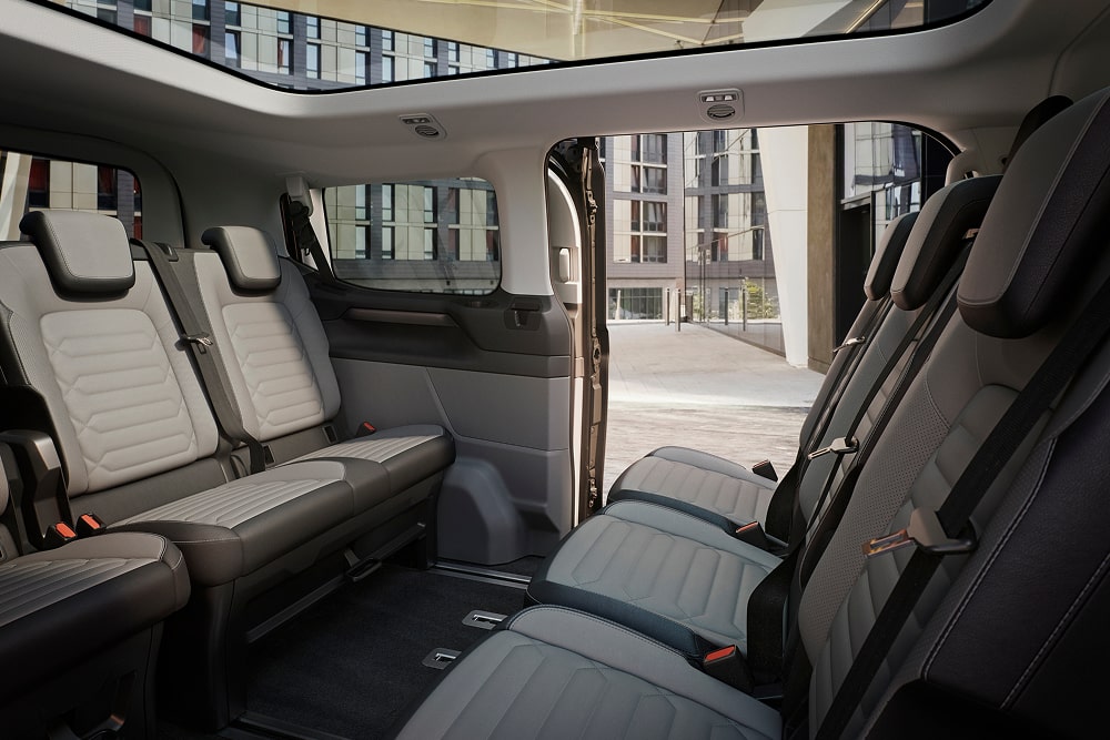 Drie rijen flexibele zitplaatsen in de Ford Tourneo Custom-minivan.