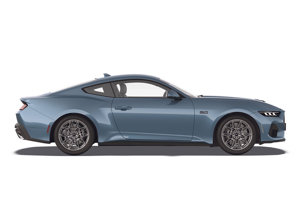 Een dampblauwe Ford Mustang, onderdeel van het assortiment performanceauto's van Ford.