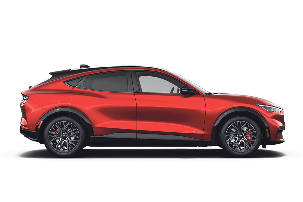 Een rode Ford Mustang Mach-E, onderdeel van het assortiment performanceauto's van Ford.