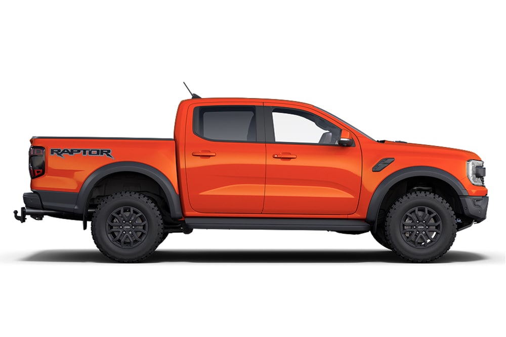 Een oranje Ford Ranger Raptor 4x4, onderdeel van het assortiment performanceauto's van Ford.