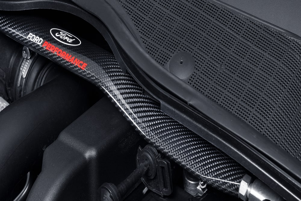 Detail van een close-up van een Ford Performance-motoronderdeel in de motorruimte.