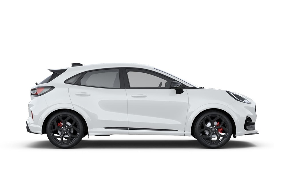 Een witte Puma ST uit het assortiment kleine auto's van Ford.