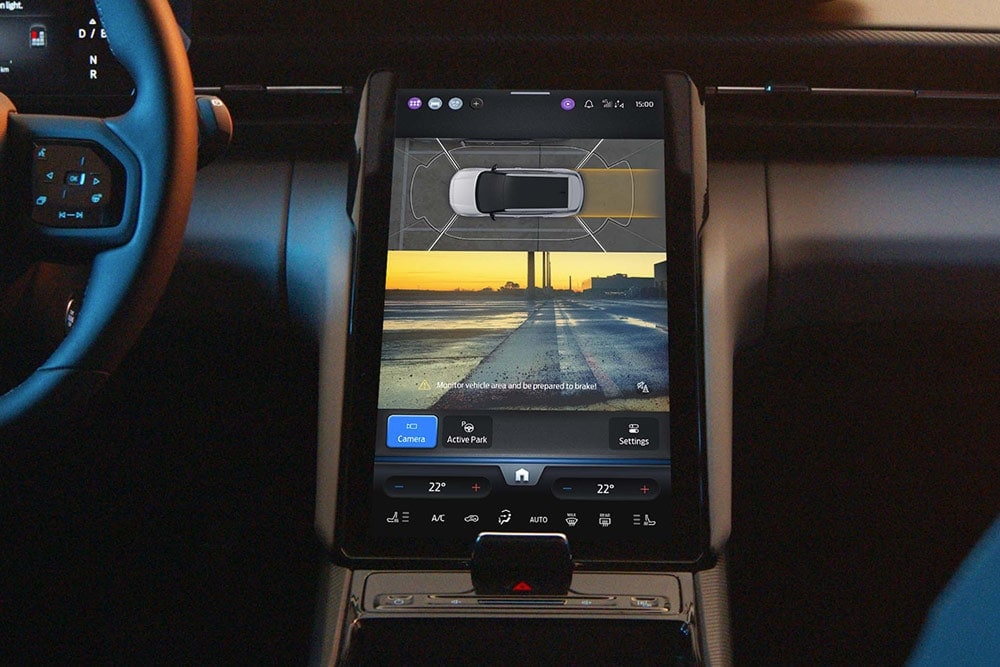 Close-up van een digitaal touchscreen van een Ford SUV met het Active Park Assist-systeem in gebruik.