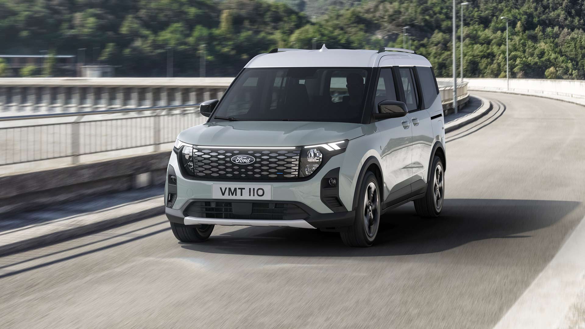 Grijze Ford E-Tourneo Courier Active op de weg