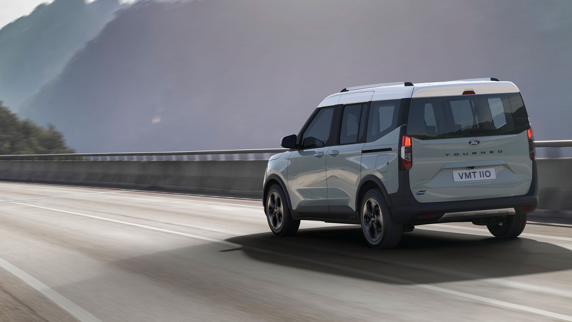 Ford E-Tourneo Courier Active op een weg in een landschap