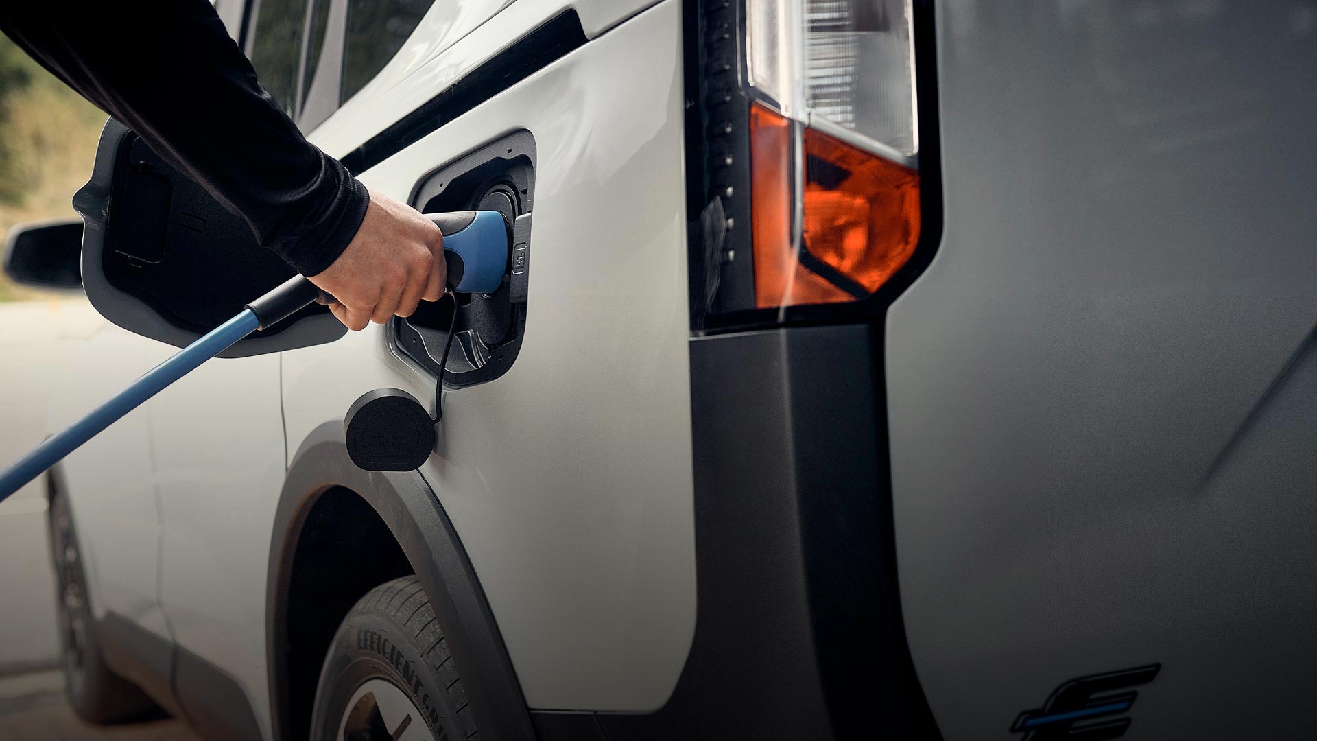 Laadstekker aangesloten op de Ford E-Tourneo Courier Active