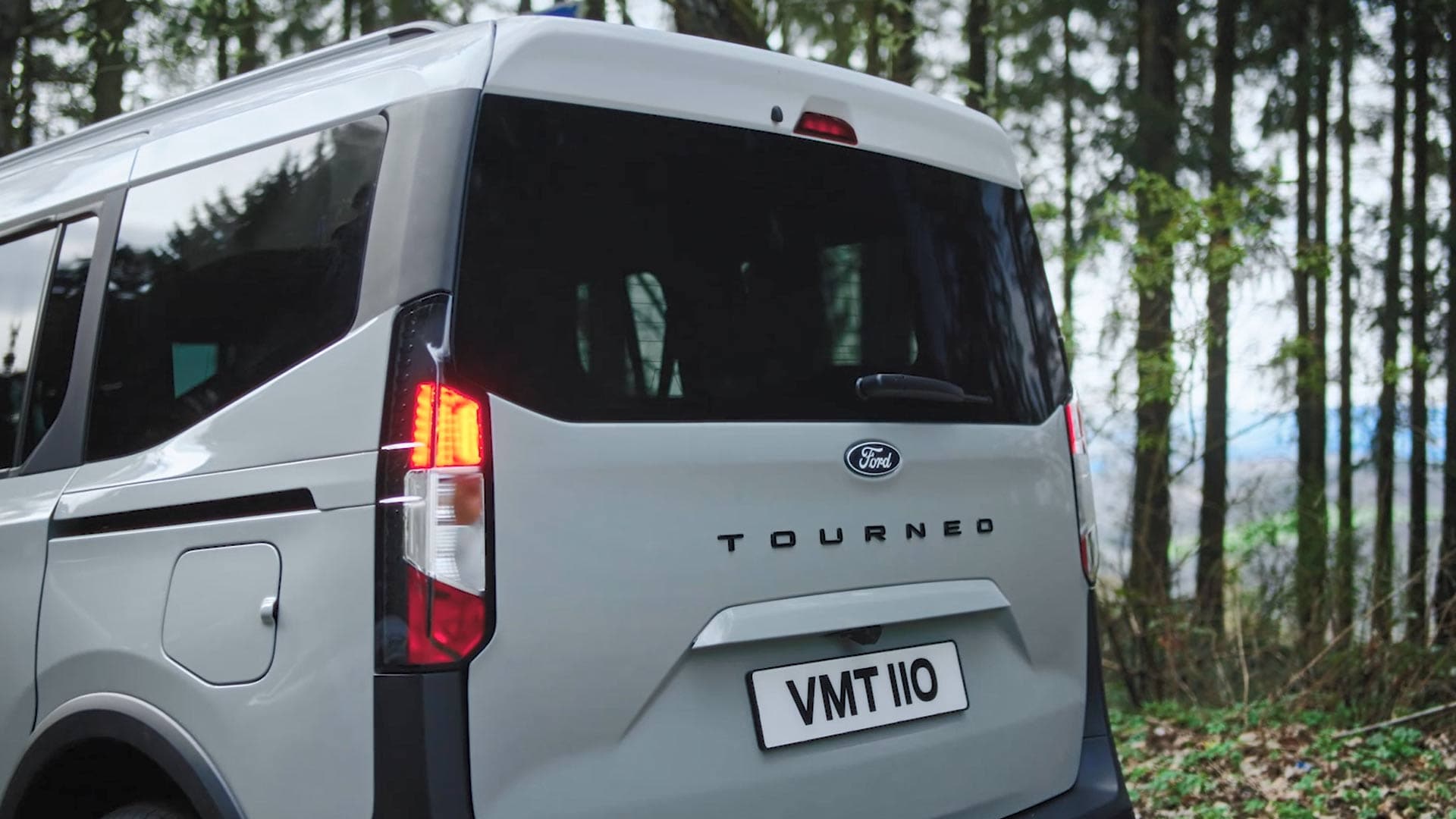 Achterzijde van de Ford E-Tourneo Courier Active