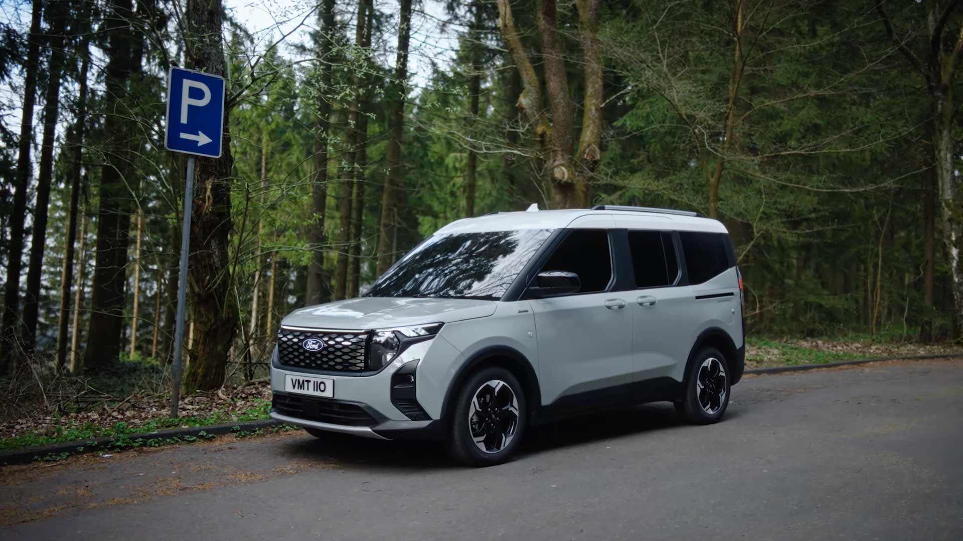 Ford E-Tourneo Courier Active in het bos