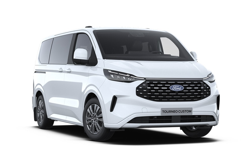 Voorkant linkerhoek van een witte Ford Tourneo Custom Titanium op een witte achtergrond.