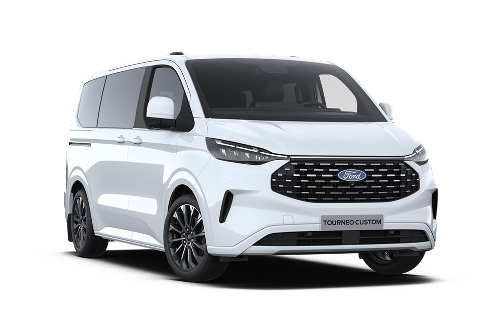 Voorkant linkerhoek van een witte Ford Tourneo Custom Titanium X op een witte achtergrond.
