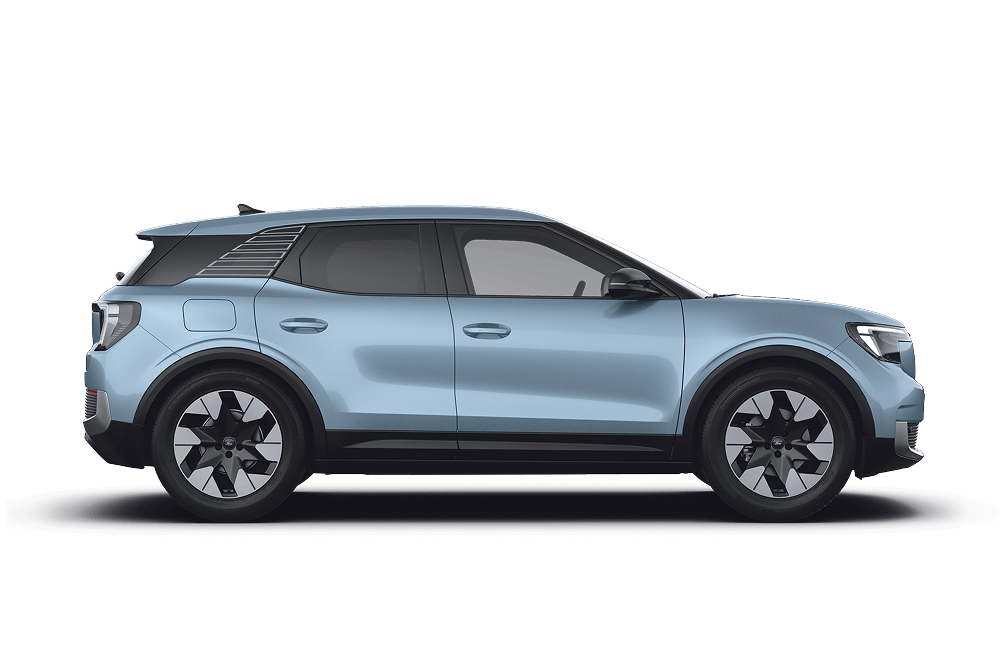 Brede opname van de volledig elektrische Ford Explorer (blauw) op de open weg voor een houten hek.