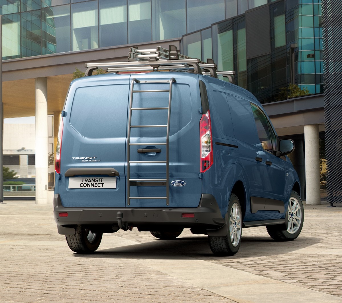 De Ford Transit Connect rijdt in de nacht