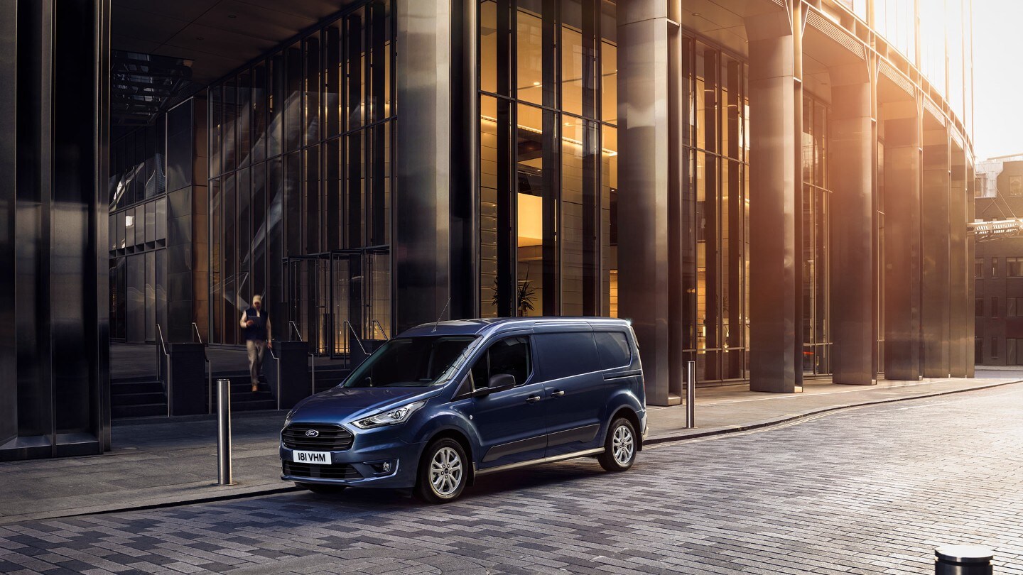 Blauwe Ford Transit Connect geparkeerd