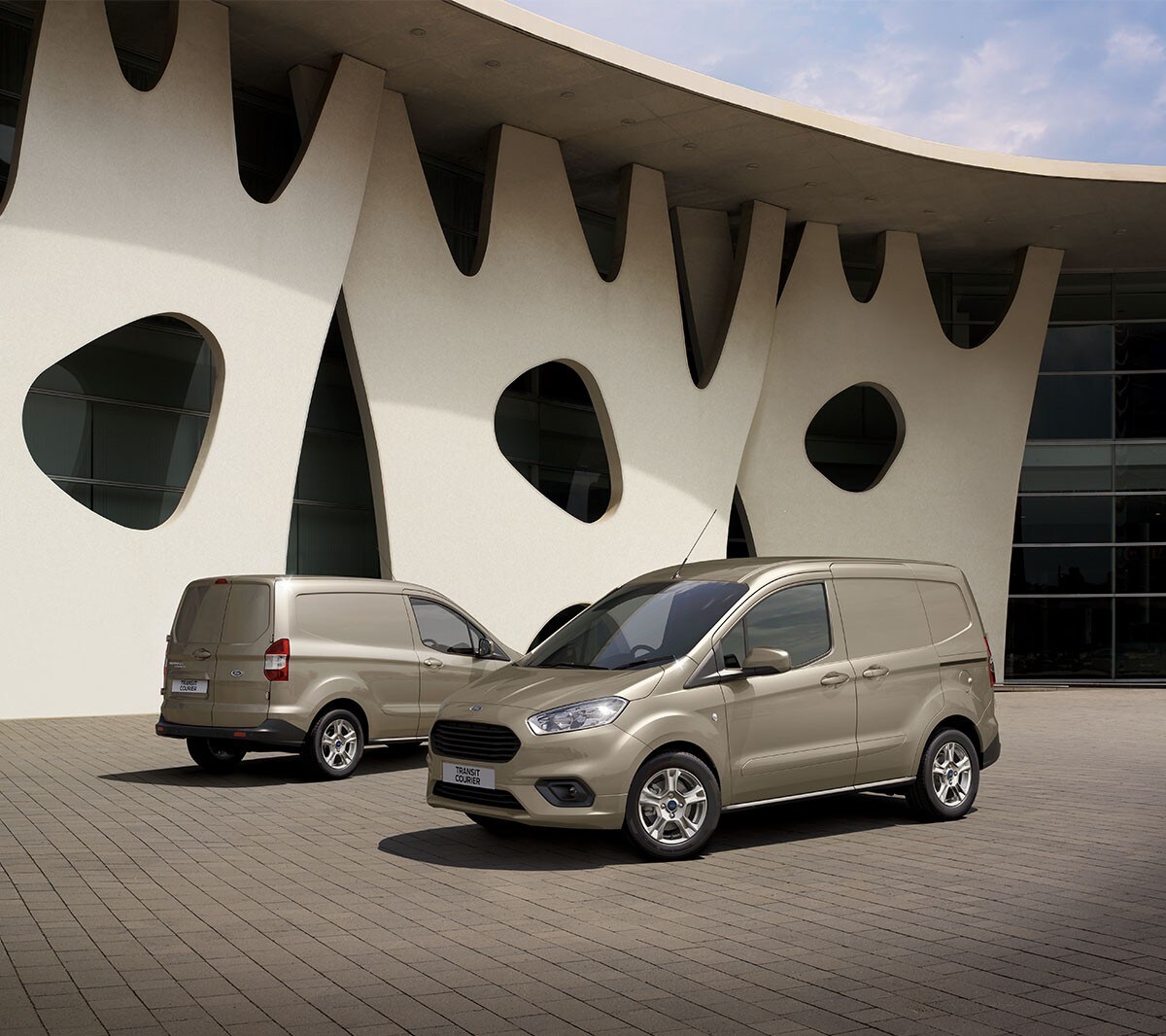 Spullen worden uitgeladen uit de Ford Transit Courier
