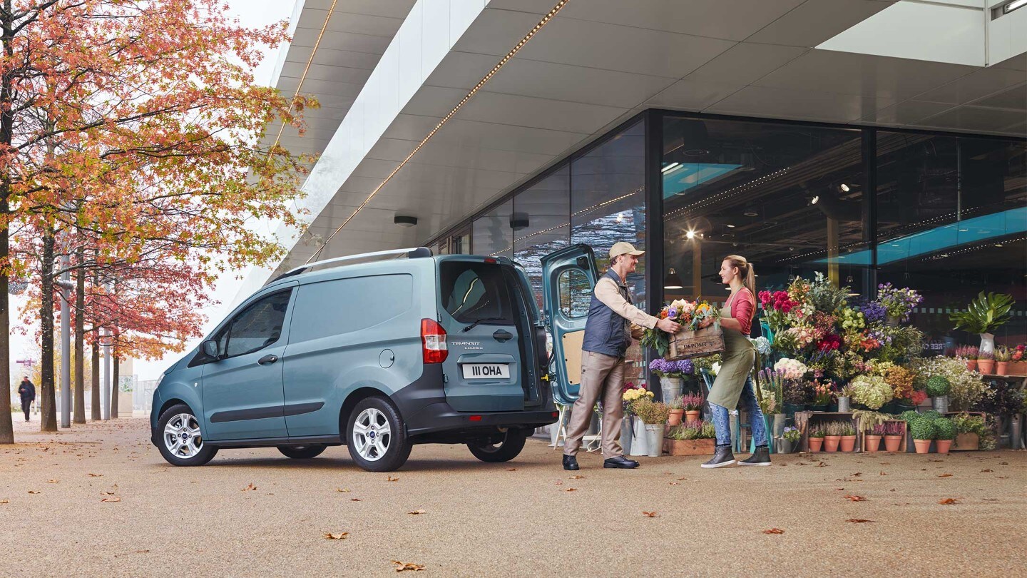 Spullen worden uitgeladen uit de Ford Transit Courier